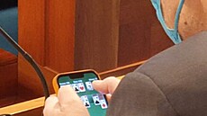 Ministr zdravotnictví Vlastimil Válek hraje na mobilu karty během jednání... | na serveru Lidovky.cz | aktuální zprávy