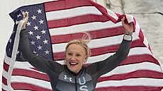 Američanka Kaillie Humphriesová se raduje z triumfu v olympijské soutěži...