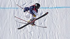 Americký akrobatický lya Alexander Hall  v olympijském finále ve slopestylu.