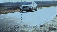 Na tomto úseku smí jet �idi� devadesátikilometrovou rychlostí. �idi� BMW jel...