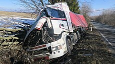 Taha�i kamionu praskla za jízdy pneumatika a �idi� poté sjel do p�íkopu....