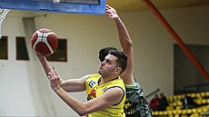 Ústecký pivot Dalibor Fait úto�í na ko� Levic.