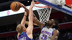 Isaiah Stewart (28) z Detroit Pistons blokuje Masona Plumleeho z Charlotte...