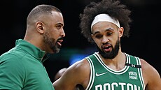 Bostonský trenér Ime Udoka (vlevo) a jeho nový svenec Derrick White