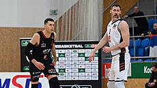 Nymburský pivot Petr Benda (vlevo) a královéhradecký Peter Sedmák sledují hru.