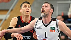 Nymburský pivot Petr Benda (vlevo) a královéhradecký podko�ový hrá� Peter...