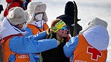 Ukrajinská běžkyně na lyžích Valentyna Kaminská v péči zdravotníků