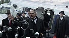 Jeremy Irons v úloze Nevilla Chamberlaina ve filmu Mnichov: Na prahu války