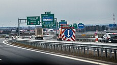 Cedule na novém úseku dálnice D11 u Hradce Králové. Navigují idie na Wrocaw,...