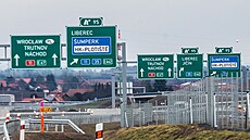 Cedule na novém úseku dálnice D11 u Hradce Králové. Dálkovým cílem je �umperk,...