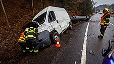 Ve Vysokov na zledovatlé silnici havarovalo osobní auto, dodávka a autobus...