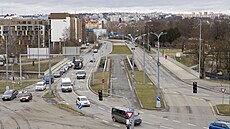 Na zeleném pásu uprost�ed Tyr�ovy ulice v centru Plzn� budou r�st stromy a...