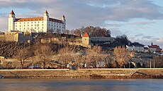 Bílá fasáda bratislavského hradu září v zapadajícím slunci. | na serveru Lidovky.cz | aktuální zprávy