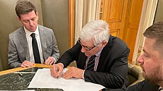 Bývalý europoslanec Jiří Payne podepisuje zakládací listinu Spolku pro výstavbu...