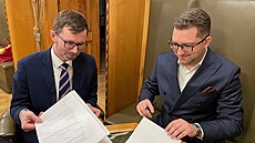 Ekonomové Petr Sklenář a Martin Slaný se zakládacími listinami Spolku pro...