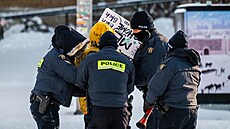 Policie začala v pátek zatýkat protestující ve snaze přerušit třítýdenní... | na serveru Lidovky.cz | aktuální zprávy