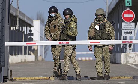 Ukrajintí pohraniníci u checkpointu na hranicích separatistických území (22....