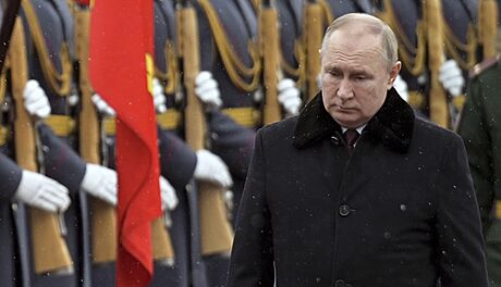 Ruský prezident Vladimir Putin u hrobu neznámého vojáka v Moskv (23. února...