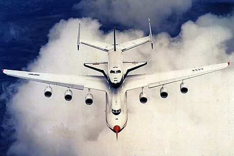 Antonov An-225 Mrija s raketoplnem Buran na hbet
