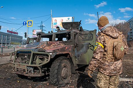 Ruské bojové vozidlo po výbuchu. (27. února 2022)