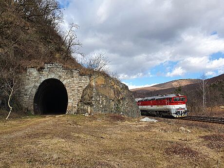Jednokolejný Píanský tunel byl vyazen z elezniního provozu v roce 1985,...