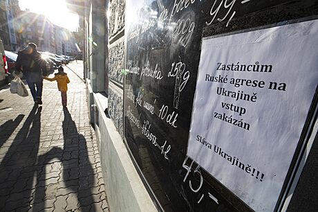 V Praze Nuslích se objevily na obchodech nápisy kritizující Ruskou invazi na...