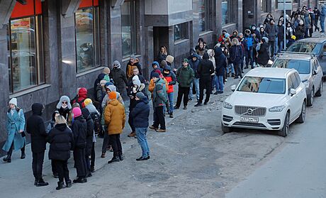 Lidé v Petrohrad stojí dlouhé fronty, aby si mohli vybrat peníze z bankomat....