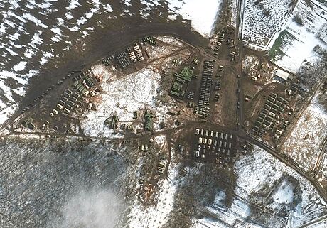 Satelitní snímky zachycující vojenskou aktivitu v ruském Blgorodu nedaleko...