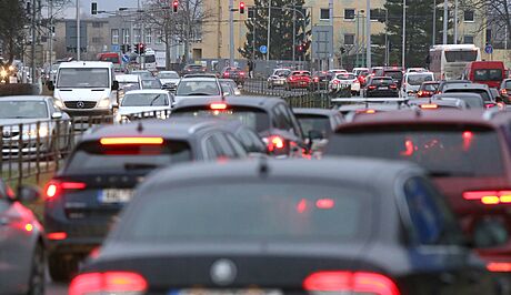 Vytíená silnice na ternberk patí k problematickým dopravním místm Olomoucka. (ilustraní snímek)