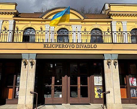 Ukrajinská vlajka na budov královéhradeckého Klicperova divadla (21. února...