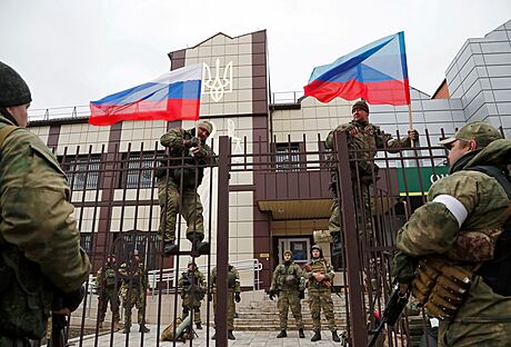 Vojáci proruské domobrany vyvují vlajky Ruska a samozvané separatistické...