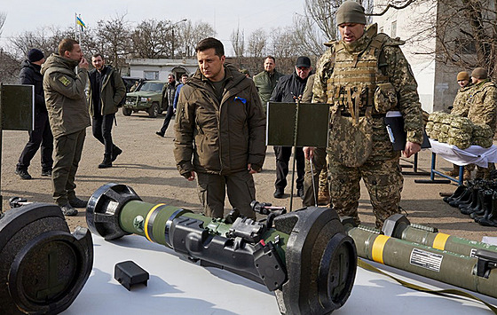 Ukrajinský prezident Volodymyr Zelenskyj na inspekci zbraní pobení stráe v...
