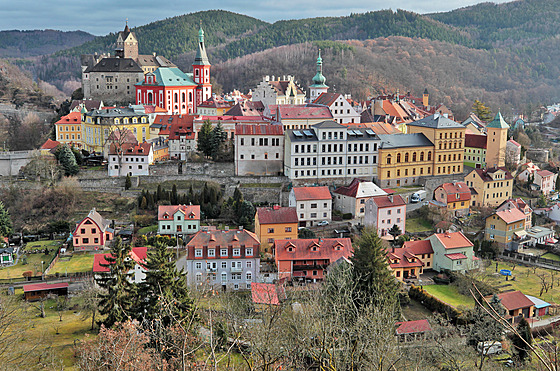 Panorama msta Lokte s dominantou kostela sv. Václava a hradu od západu z...