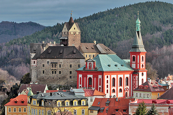 Kostel sv. Václava a loketský hrad pohledem od západu z vyhlídkové stezky nad...