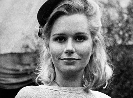 Hereka Sally Kellermanová ve filmu M*A*S*H z roku 1970