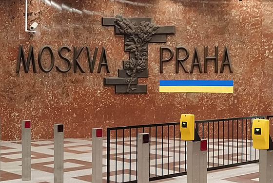 Ukrajinská vlajka pod mozaikou Moskva - Praha ve stanici praského metra Andl....