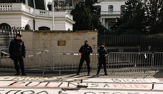 Demonstranti na protestu ped ruskou ambasádou v Praze postíkali ze budovy...