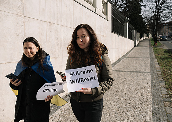 Demonstranti na protestu ped ruskou ambasádou v Praze (24. února 2022)