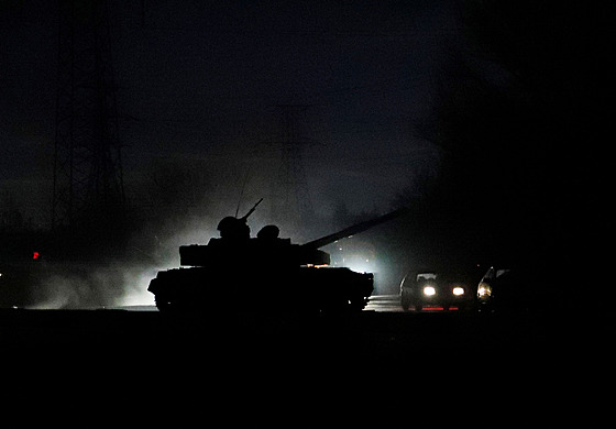 Ruský tank pijídjící do msta Donck na východní Ukrajin. (22. února 2022)
