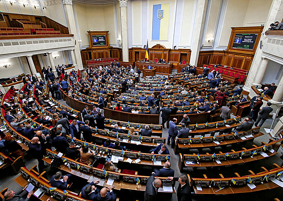 Ukrajintí zákonodárci na zasedání ukrajinského parlamentu v Kyjev (23. února...