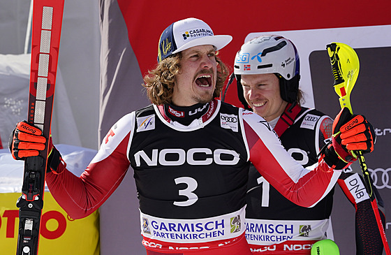 Henrik Kristoffersen se raduje z vítzství ve slalomu v Garmisch-Partenkirchenu.