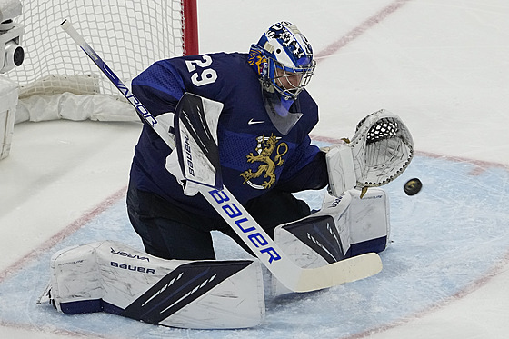 Finský branká Harri Säteri v akci bhem olympijského finále turnaje hokejist