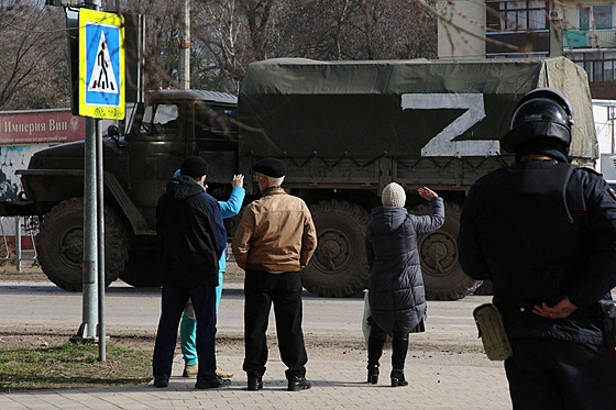 Vojenská vozidla jezdí po ulici v Armjansku. Armjansk je msto na v severním...