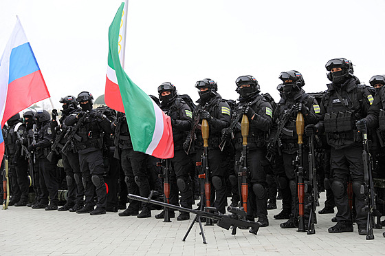 �lenové slu�by se shromá�dili na nám�stí b�hem projevu �éfa �e�enské republiky...