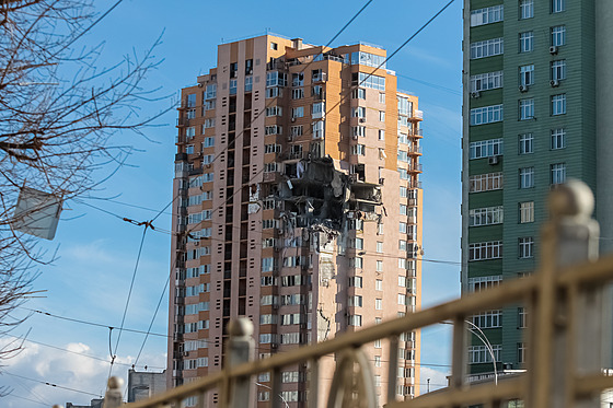V Kyjev se nic nedje, tvrdila mimo jiné ákm uitelka. Na snímku kyjevský dm pokozený ostelováním na konci února.