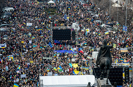 Desetitisíce lidí protestovaly v Praze na Václavském námstí proti ruské invazi...