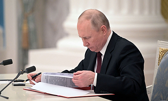 Ruský prezident Vladimir Putin uznal nezávislost donbaské republiky. (21. února...