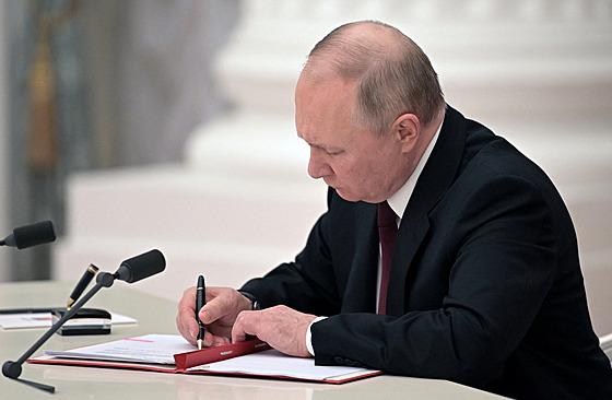 Putin podepsal dekret, který Moskv umouje doasn pevzít kontrolu nad cizím majetkem v Rusku