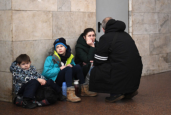 Kyjevské metro poslouilo rodinám i jednotlivcm k úkrytu ped ruským...