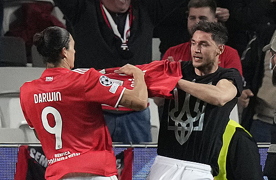 Roman Jaremuk (Benfica) slaví s Darwinem Núezem gól proti Ajaxu. Na podporu...